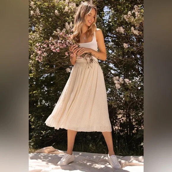 Lulus Ivory Pleated Swiss Dot Midi Skirt Women’s size Small - Picture 15 of 15